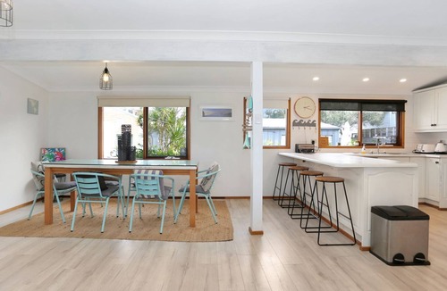 Tea Gardens House | Tea Garden Waterfront Bliss