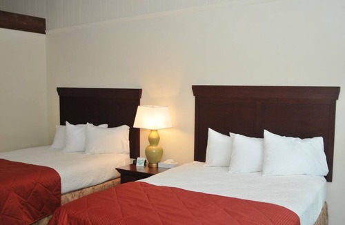 Lake George Hotel | Tea Island Resort