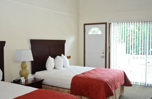 Lake George Hotel | Tea Island Resort