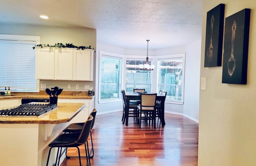 Albany House | Teak and Jordan Estates- Sleeps 28!