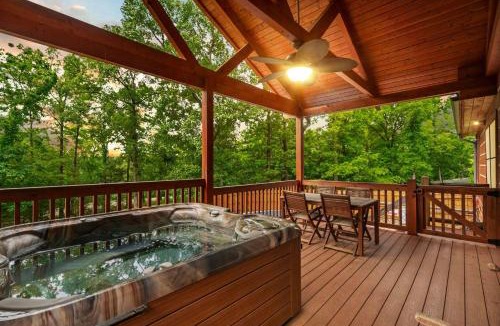 Kirbyville House | Teal's Treasure - Secluded Lakeside Cabin for 8