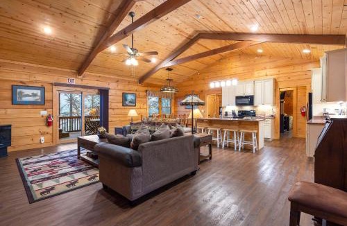 Kirbyville House | Teal's Treasure - Secluded Lakeside Cabin for 8