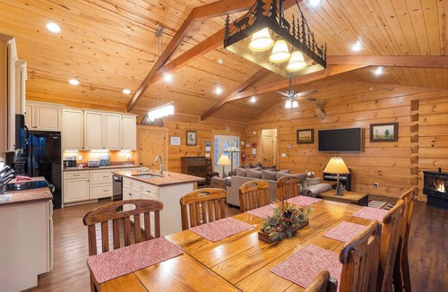 Kirbyville Cabin | Teal’s Treasure – Secluded Lakeside Cabin for 8!