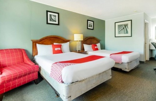 Jennings Hotel | Team/Family Stay! Two Double Beds, Secure, Clean, & Close to Dining!