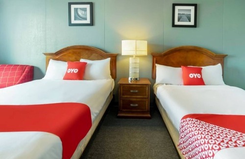 Jennings Hotel | Team/Family Stay! Two Double Beds, Secure, Clean, & Close to Dining!