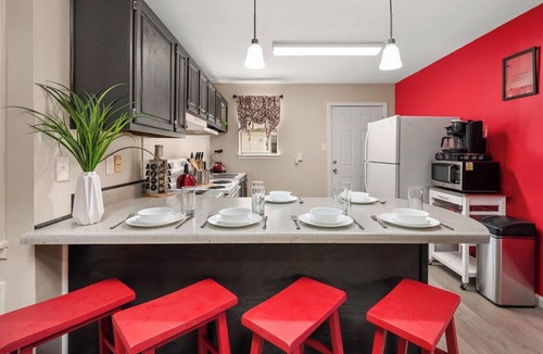 Pineville Apartment | Team Ready King Bed 3 TVs Kitchen Parking W/D