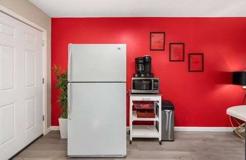 Pineville Apartment | Team Ready King Bed 3 TVs Kitchen Parking W/D