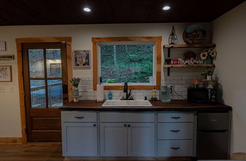 Dahlonega Cabin | Tech Time: Secluded Treehouse Overlooking Creek