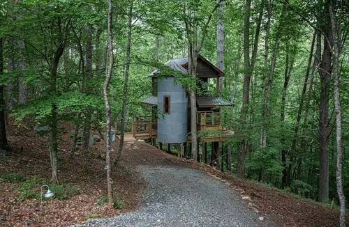 Dahlonega Cabin | Tech Time: Secluded Treehouse Overlooking Creek