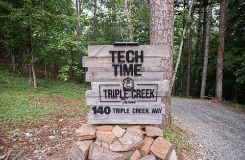 Dahlonega Cabin | Tech Time: Secluded Treehouse Overlooking Creek