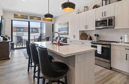 Manhattan Condo | Tee'd Up at Home Stay MHK