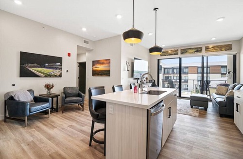 Manhattan Condo | Tee'd Up at Home Stay MHK