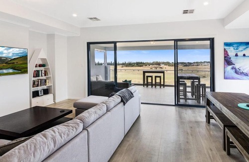 Normanville House | Tee Two on Troon - 21/30 Troon Drive