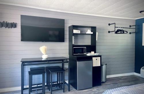 Roscommon Apartment | TeePee Room 10-Newly Renovated