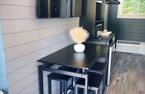 Roscommon Apartment | TeePee Room 10-Newly Renovated