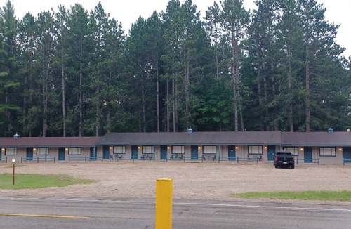 Roscommon Apartment | TeePee Room 7- Newly Renovated