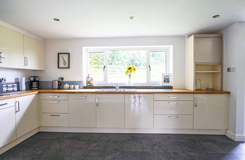 Pentrefelin House | Teilo Barn - 4 Bedrooms