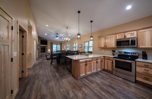 Cable Apartment | Telemark Point Deluxe Lakefront Duplex - 4br/2ba