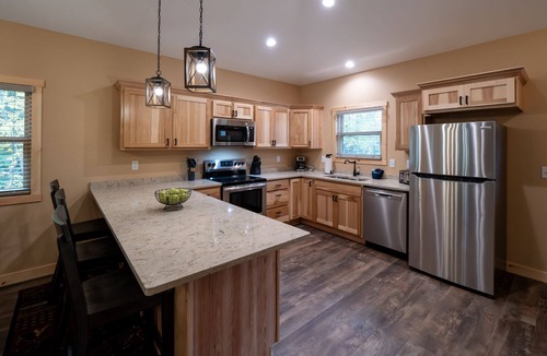 Cable Apartment | Telemark Point Deluxe Lakefront Duplex - 4br/2ba