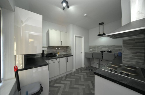 Oakengates Apartment | Telford - Apartment - Sleeps 5 - Flat 4