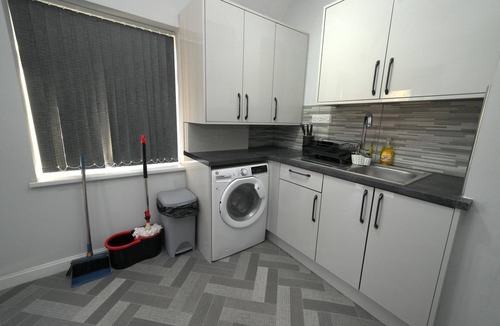 Oakengates Apartment | Telford - Apartment - Sleeps 5 - Flat 4