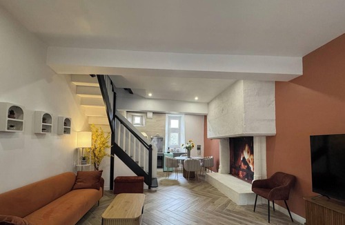 Chancelade Cottage | Templar Historic Cottage, Modern Comfort, Périgueux