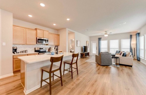 Temple House | Temple 3BR Home 4 Beds, Great