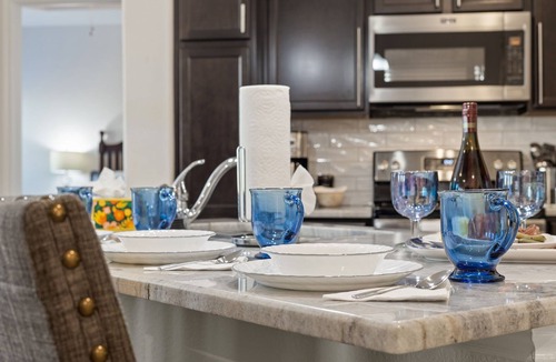 Temple House | Temple Work Groups Welcome+8 Bd+12PPL+Near Meta & Lake!