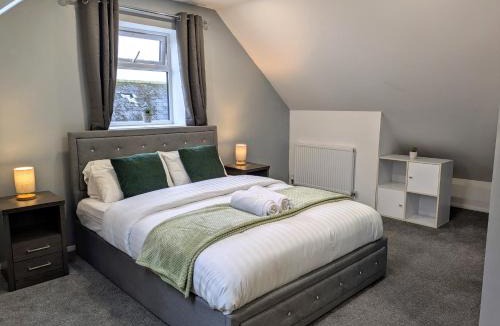 Telford House | Tempting Telford 4 bed house