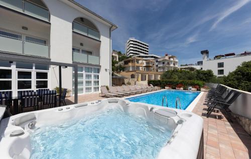 Duce House | Ten-Bedroom Holiday Home In Duce
