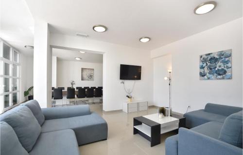Duce House | Ten-Bedroom Holiday Home In Duce