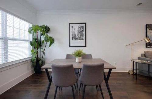 Charlotte Park House | Ten Minutes to Broadway Pet Friendly Escape