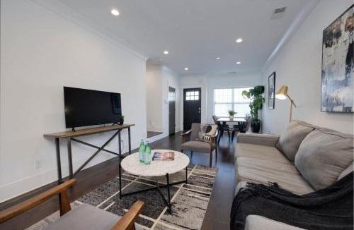 Charlotte Park House | Ten Minutes to Broadway Pet Friendly Escape