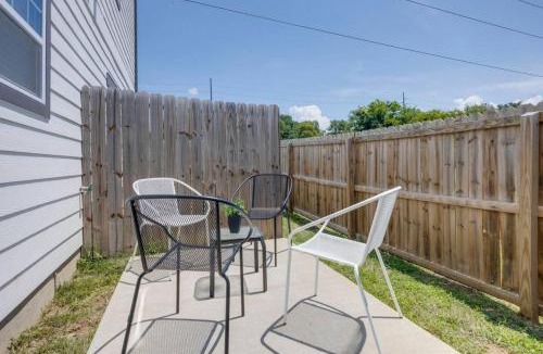 Charlotte Park House | Ten Minutes to Broadway Pet Friendly Escape