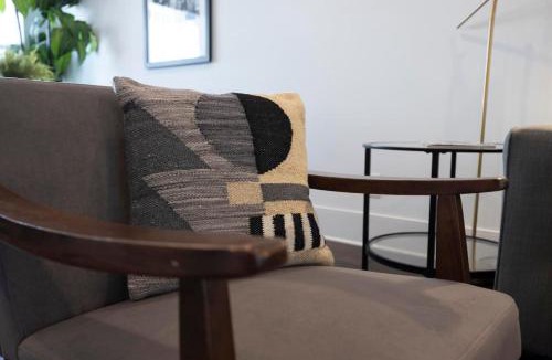 Charlotte Park House | Ten Minutes to Broadway Pet Friendly Escape