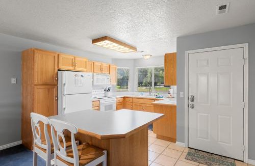 Harbor Village House | Tennis Building Condo #310