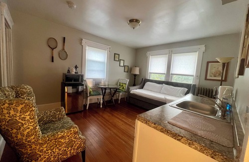 Bellevue Avenue Historic District Condo | Tennis Hall of Frame 1-bedroom