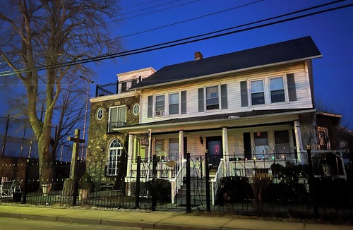 Bellevue Avenue Historic District Condo | Tennis Hall of Frame 1-bedroom