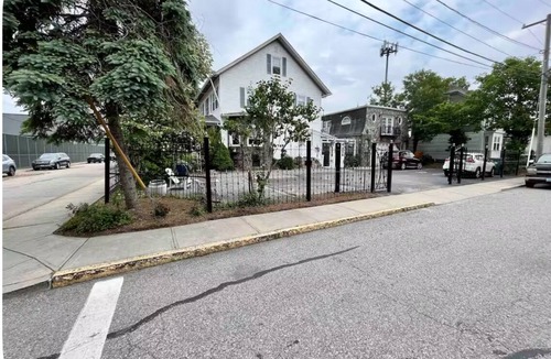 Bellevue Avenue Historic District Condo | Tennis Hall of Frame 1-bedroom