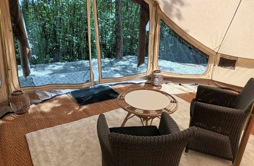 Crespin Cabin | Tente Glamping Dans le Calme, Avec Piscine, Salle de Bain et Cuisine