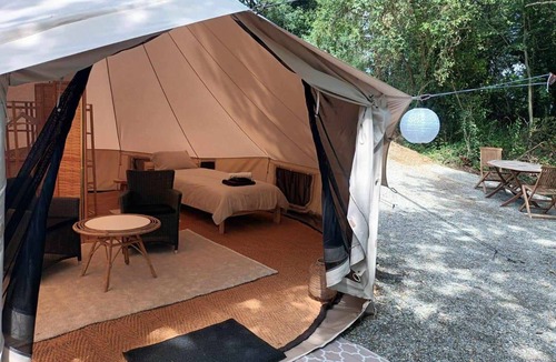 Crespin Cabin | Tente Glamping Dans le Calme, Avec Piscine, Salle de Bain et Cuisine