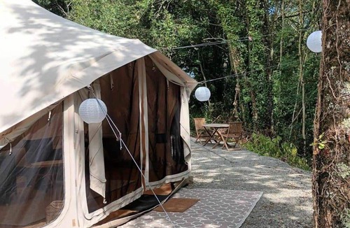 Crespin Cabin | Tente Glamping Dans le Calme, Avec Piscine, Salle de Bain et Cuisine