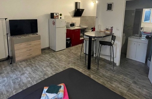 Paroy-sur-Tholon Apartment | Terrace apartment wifi