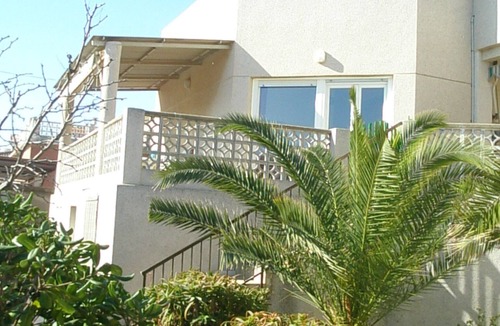 El Moncayo House | Terrace bungalow, sleeps 4-5, 50 m from the sandy beach & close to the centre