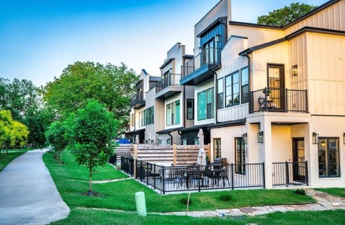 Downtown House | Terrace House at The Momentary