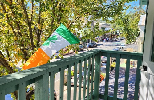 Murphys Apartment | Terrace On Main Street