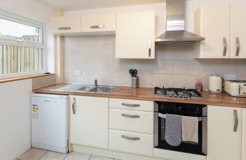 Horfield House | Terrace | Parking | Great for Couples | Sleeps 7