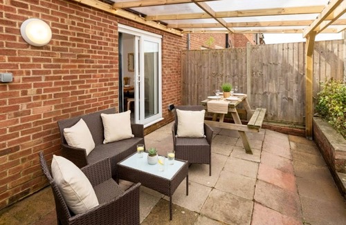 Horfield House | Terrace | Parking | Great for Couples | Sleeps 7
