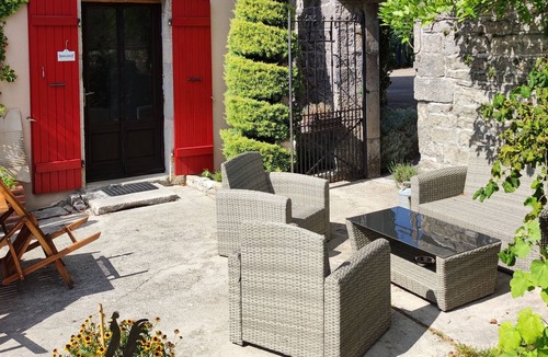 Besain House | Terraced house in a large park in the countryside