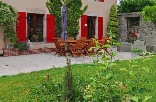 Besain House | Terraced house in a large park in the countryside